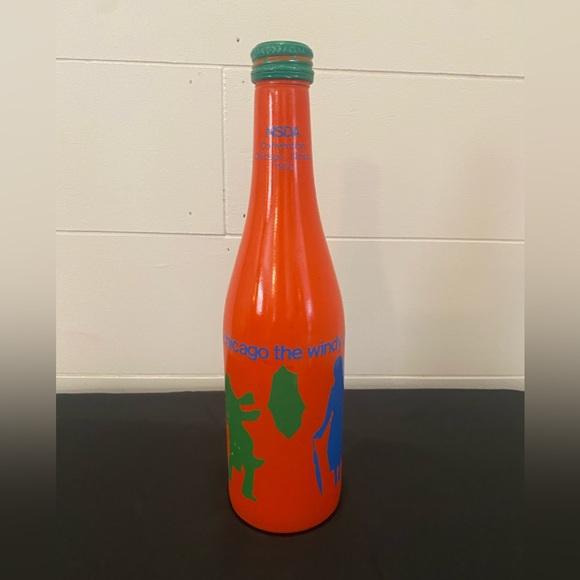 1980 NSDA CHICAGO COMMEMORATIVE SOFT DRINK CONVENTION PAINTED BOTTLE VINTAGE - Picture 1 of 8